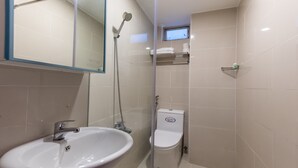 Chambre Familiale, 2 grands lits | Salle de bain