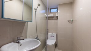 Familienzimmer, 2 Queen-Betten | Badezimmer | Kostenlose Toilettenartikel, Haartrockner, Hausschuhe, Bidet