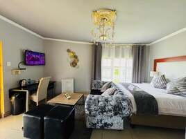 Muebles diferentes, escritorio y cortinas blackout 