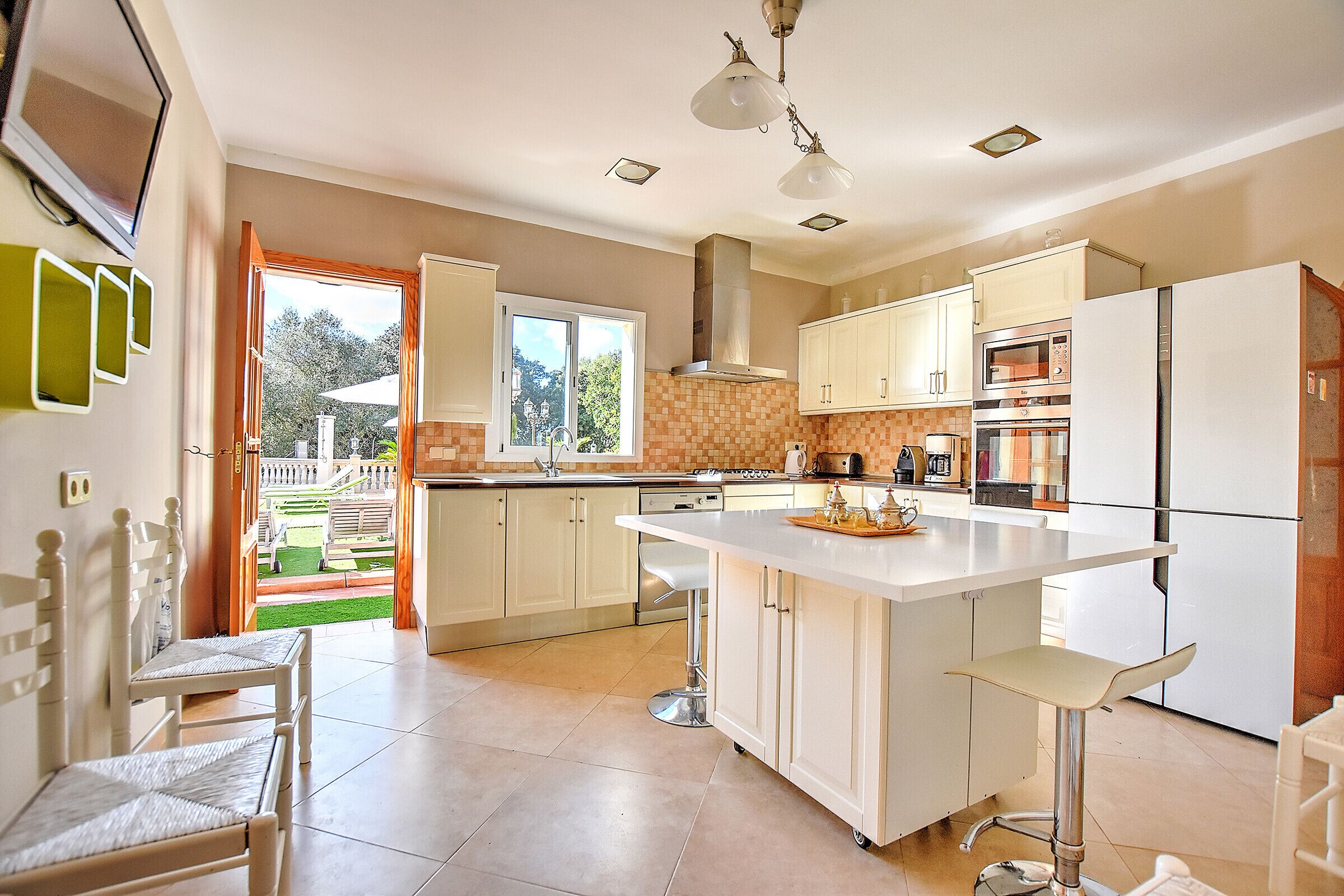 雪櫃、微波爐、焗爐、洗碗機