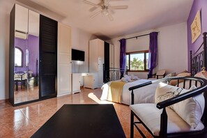 5 bedrooms, iron/ironing board, free WiFi, bed sheets