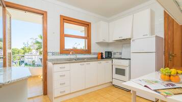 Een koelkast, een oven, een kookplaat, een koffiezetapparaat/waterkoker