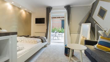 City Studio | Living area | 85-cm flat-screen TV with cable channels, TV