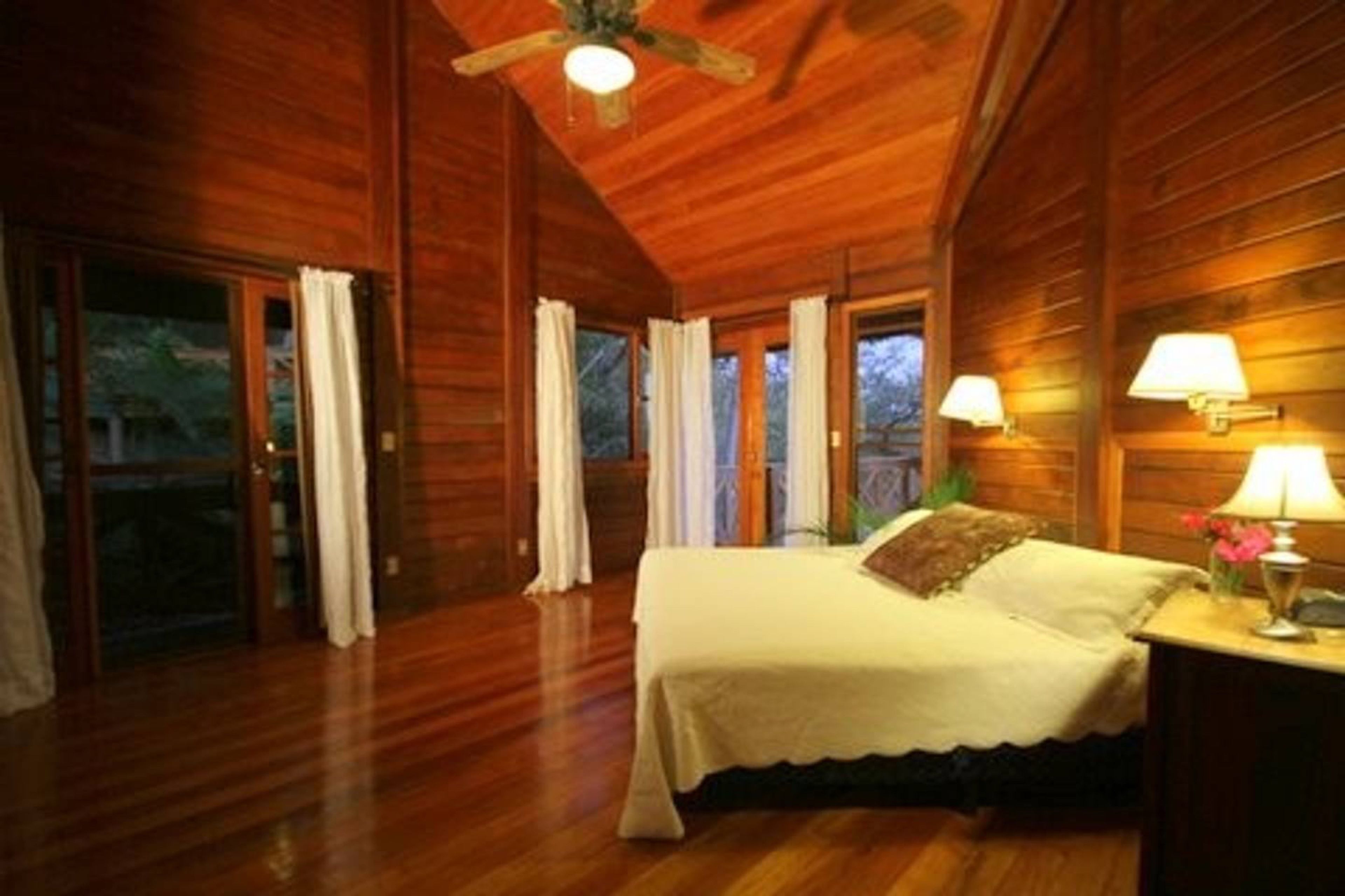 5 bedrooms, free WiFi, bed sheets