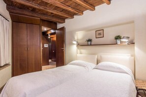 1 camera, una scrivania, Wi-Fi gratuito, lenzuola