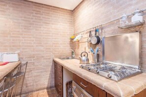 Refrigerador, parrilla de estufa, utensilios de cocina y comedor 