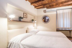 1 bedroom, desk, free WiFi, bed sheets