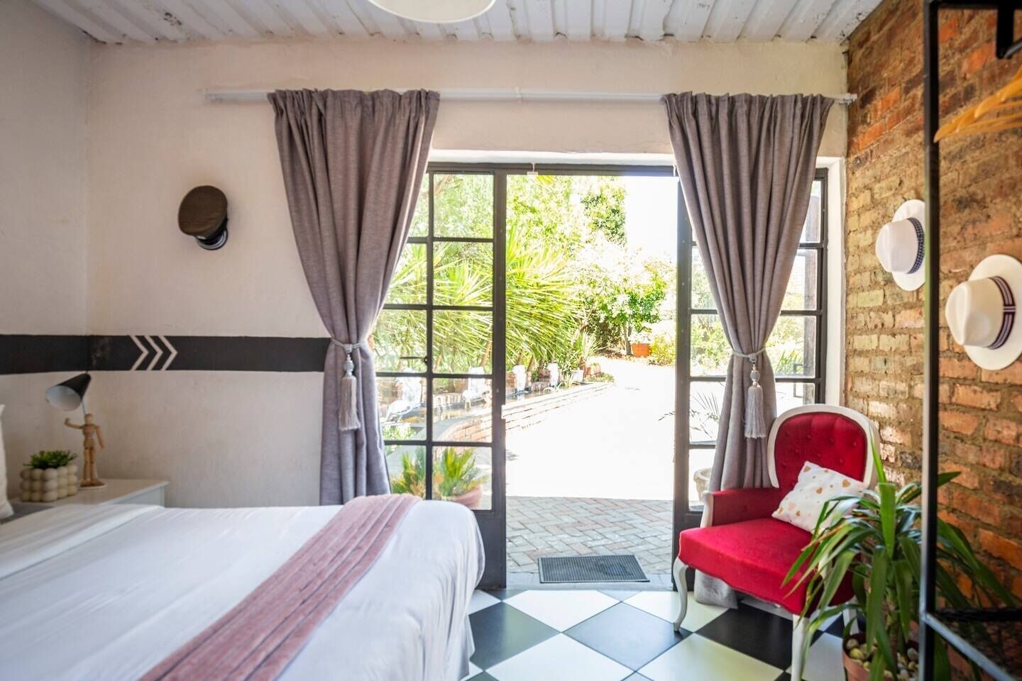 2 bedrooms, iron/ironing board, internet, bed sheets