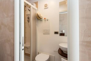 Shower, towels - Opera Luxury Terrace (Rome)
