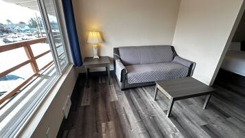 Queen Studio with Sofa Sleeper, Kitchenette | Oppholdsrom | En 49-tommers LCD-TV med Parabol-TV samt TV