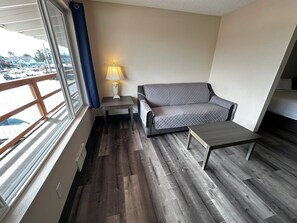 Queen Studio with Sofa Sleeper, Kitchenette | Oppholdsrom | En 49-tommers LCD-TV med Parabol-TV samt TV