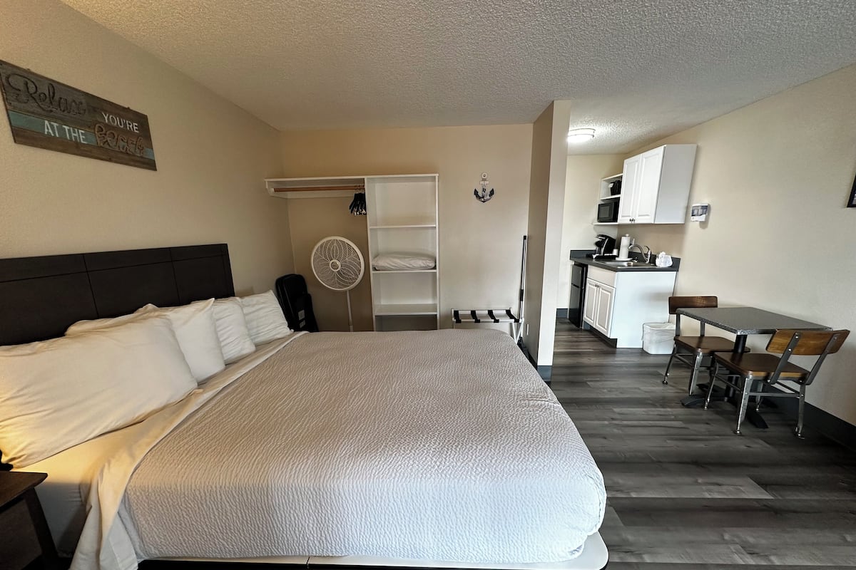 Queen Studio with Sofa Sleeper, Kitchenette | 1 bedroom, blackout drapes, free WiFi, bed sheets
