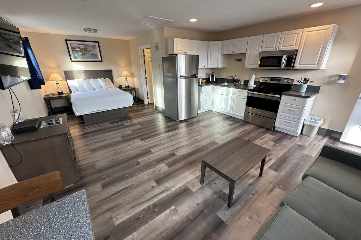 captain's quarters, no pets | 1 bedroom, blackout curtains, free wifi, bed sheets