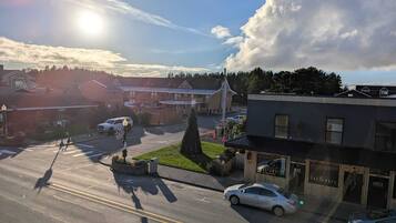 A street view with a restaurant named 'CASTAWAYS' and a building with a sign 'BAR'.