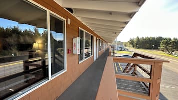 Queen Studio with Sofa Sleeper, Kitchenette | Balcon