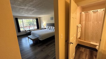 King Studio | Blackout drapes, free WiFi, bed sheets