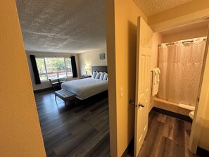 King Studio | Blackout drapes, free WiFi, bed sheets - Inn at the Sea (Long Beach)