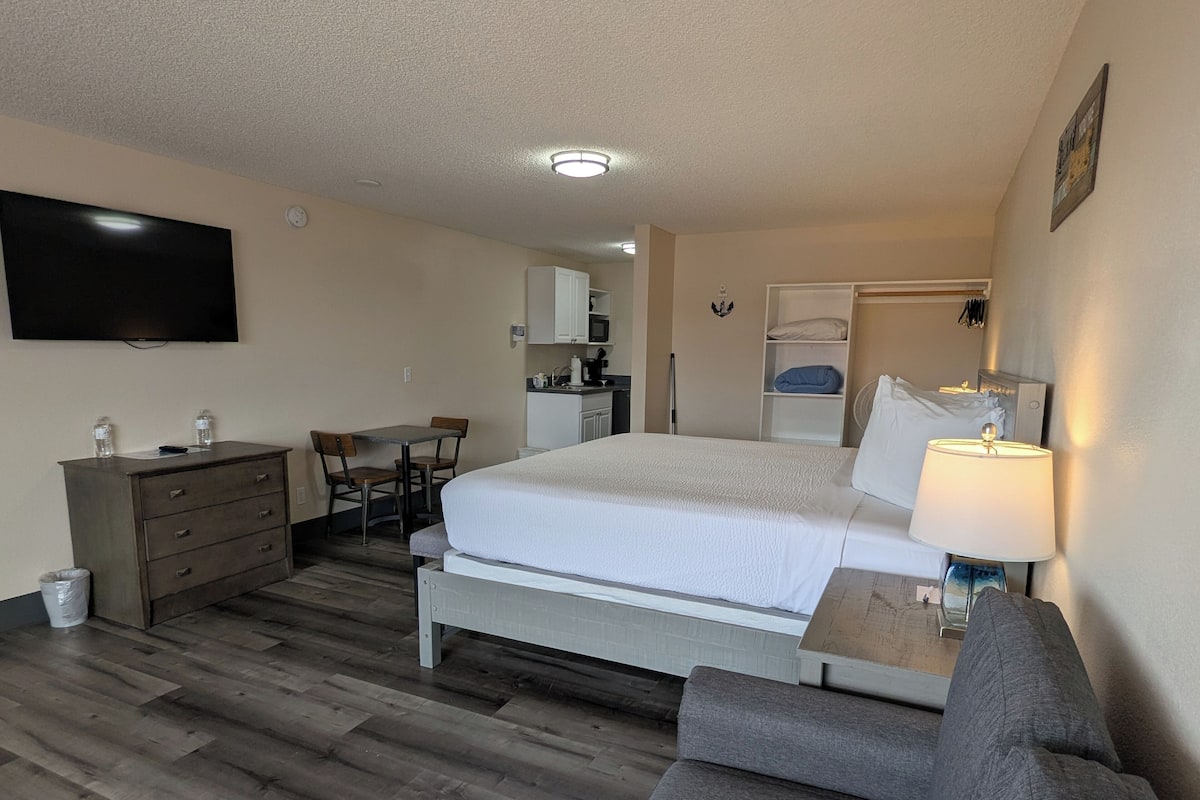 Studio, 1 King Bed with Sofa bed, Non Smoking, Kitchenette | 1 bedroom, blackout drapes, free WiFi, bed sheets