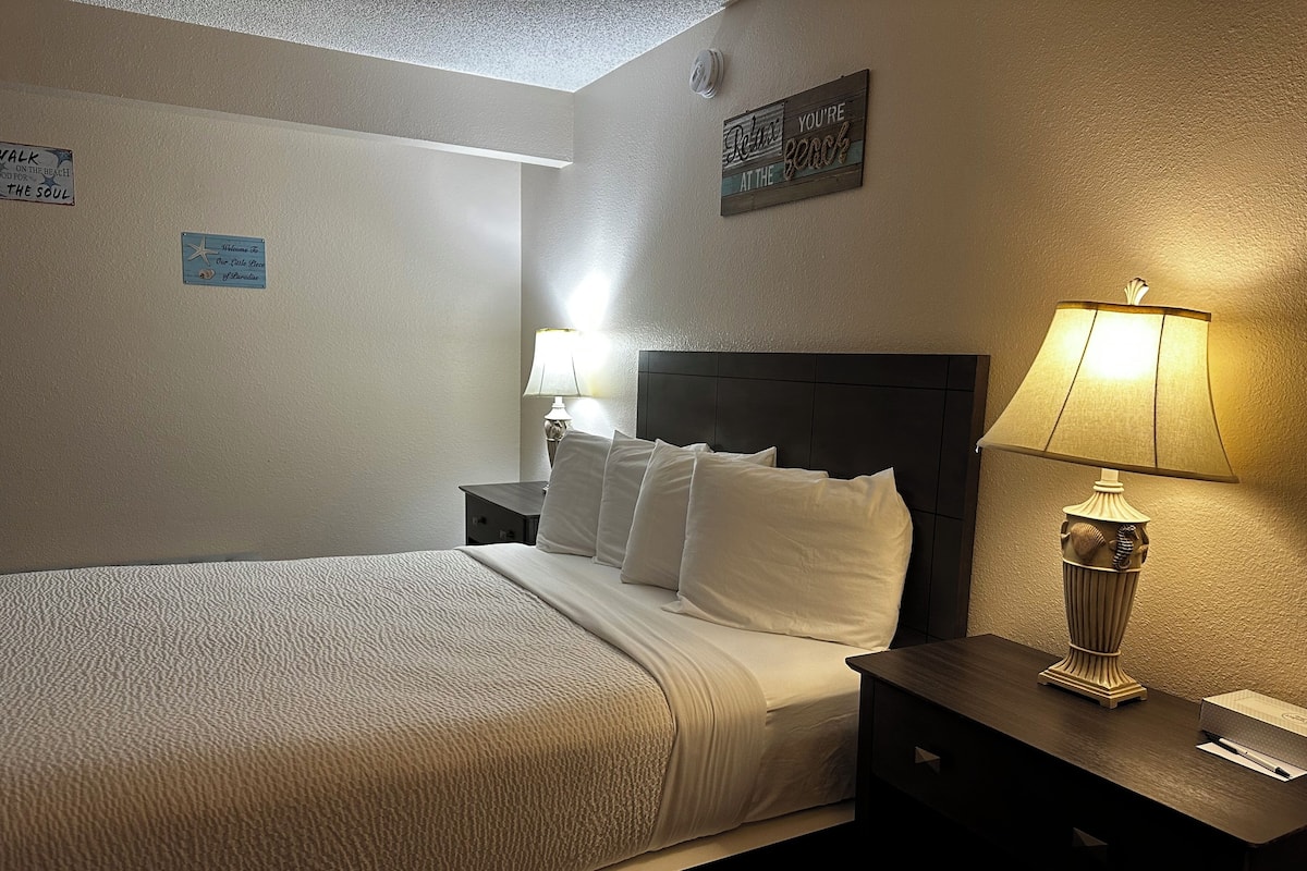 Queen Studio | 1 bedroom, blackout drapes, free WiFi, bed sheets