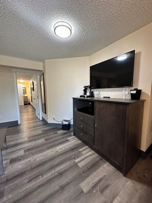 1st Mate's Quarter - One Bedroom Suite (No Pets) | Blackout drapes, free WiFi, bed sheets - Inn at the Sea (Long Beach)