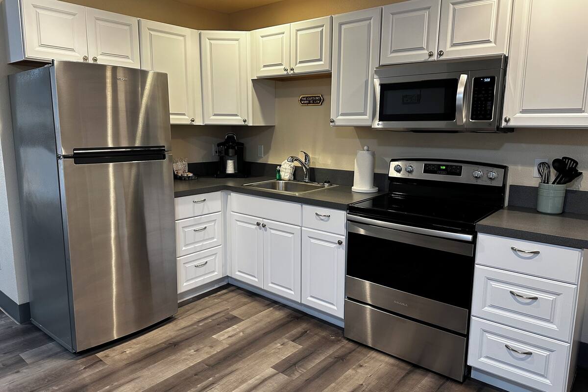 captain's quarters, no pets | private kitchen | mini-fridge, microwave, coffee/tea maker
