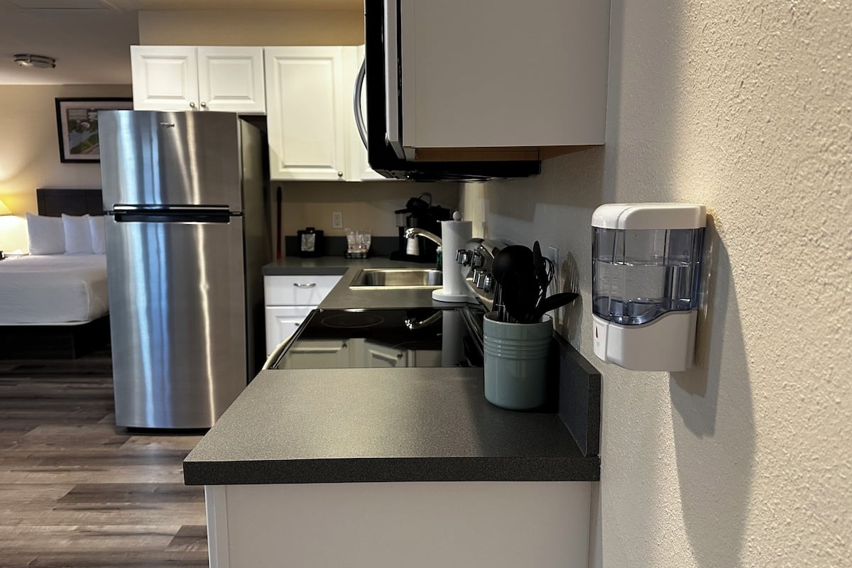 captain's quarters, no pets | private kitchen | mini-fridge, microwave, coffee/tea maker