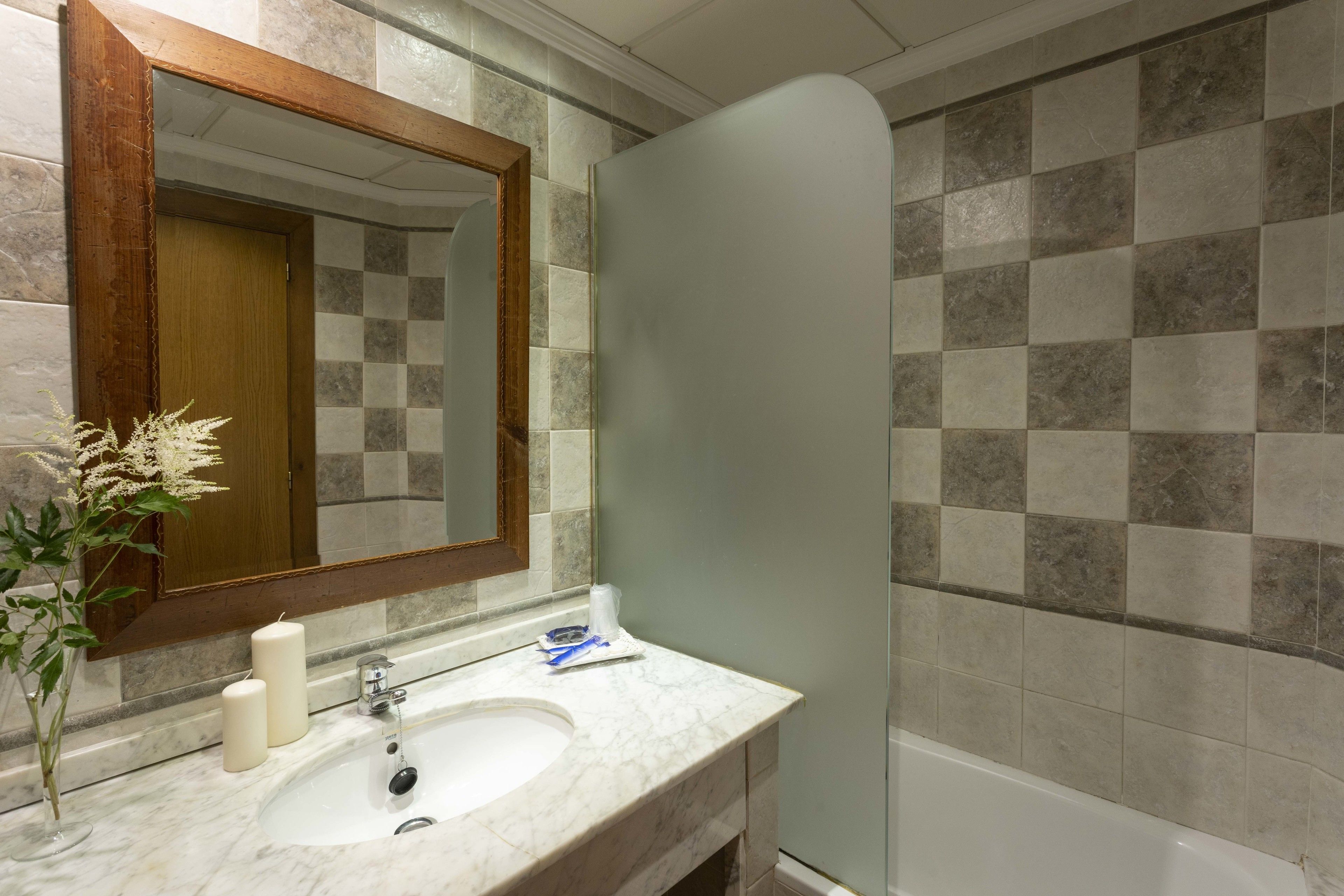 Kostenlose Toilettenartikel, Haartrockner, Bidet