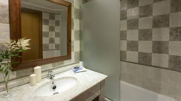 Gratis toiletartikelen, een haardroger, een bidet