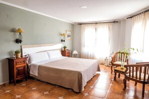 Premium bedding, down duvets, individually furnished, desk - Hostal La Posada (Elche)