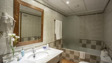 Eenpersoonskamer | Luxe beddengoed, donzen dekbedden, individueel gemeubileerd, een bureau