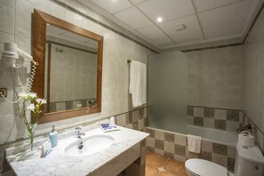 Premium bedding, down duvets, individually furnished, desk - Hostal La Posada (Elche)