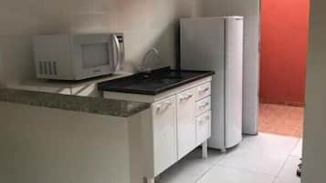 Apartemen, 2 kamar tidur, Bebas Asap Rokok | Dapur kecil pribadi | Lemari es, microwave, dan peralatan masak/sendok-piring