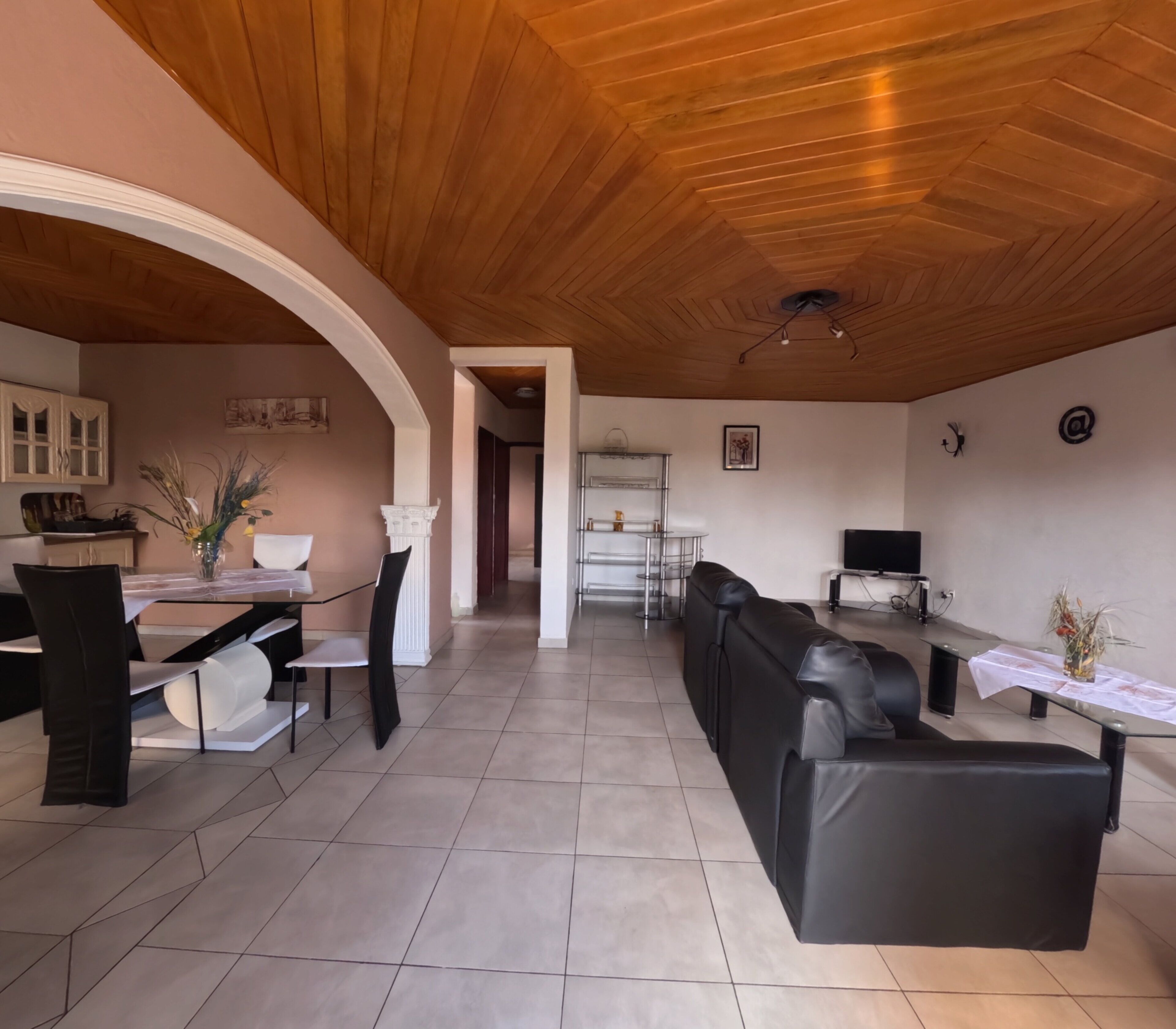 Appartement (Havilla) | Woonruimte | Een 32-inch flatscreentelevisie met kabelzenders en televisie