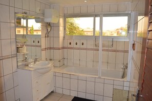 Tina profunda, regadera tipo lluvia, amenidades de baño gratuitas 