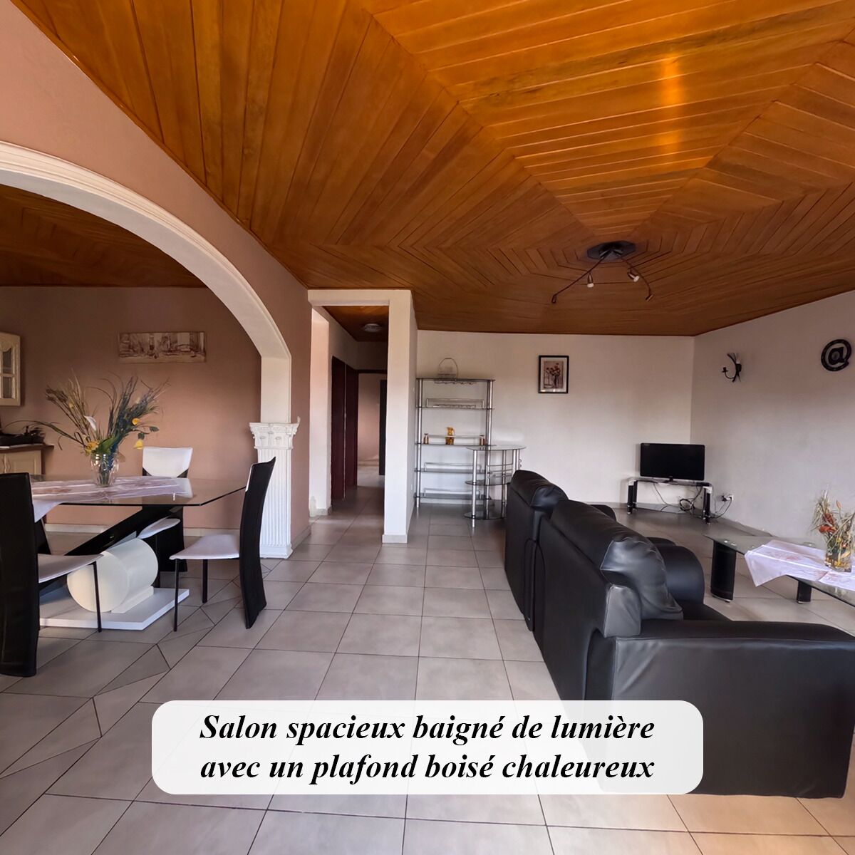 익스클루시브 아파트, 더블침대 1개, 금연, 정원 전망 | 거실 공간 | 케이블 채널 시청이 가능한 32인치 평면 TV, TV