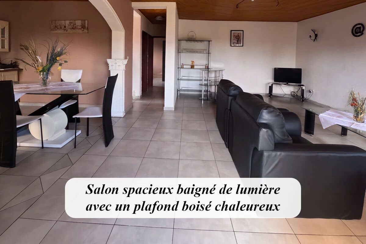 Exklusiv lägenhet - 1 dubbelsäng - icke-rökare - utsikt mot trädgården | Vardagsrum | 32-tums platt-tv med kabelkanaler och tv