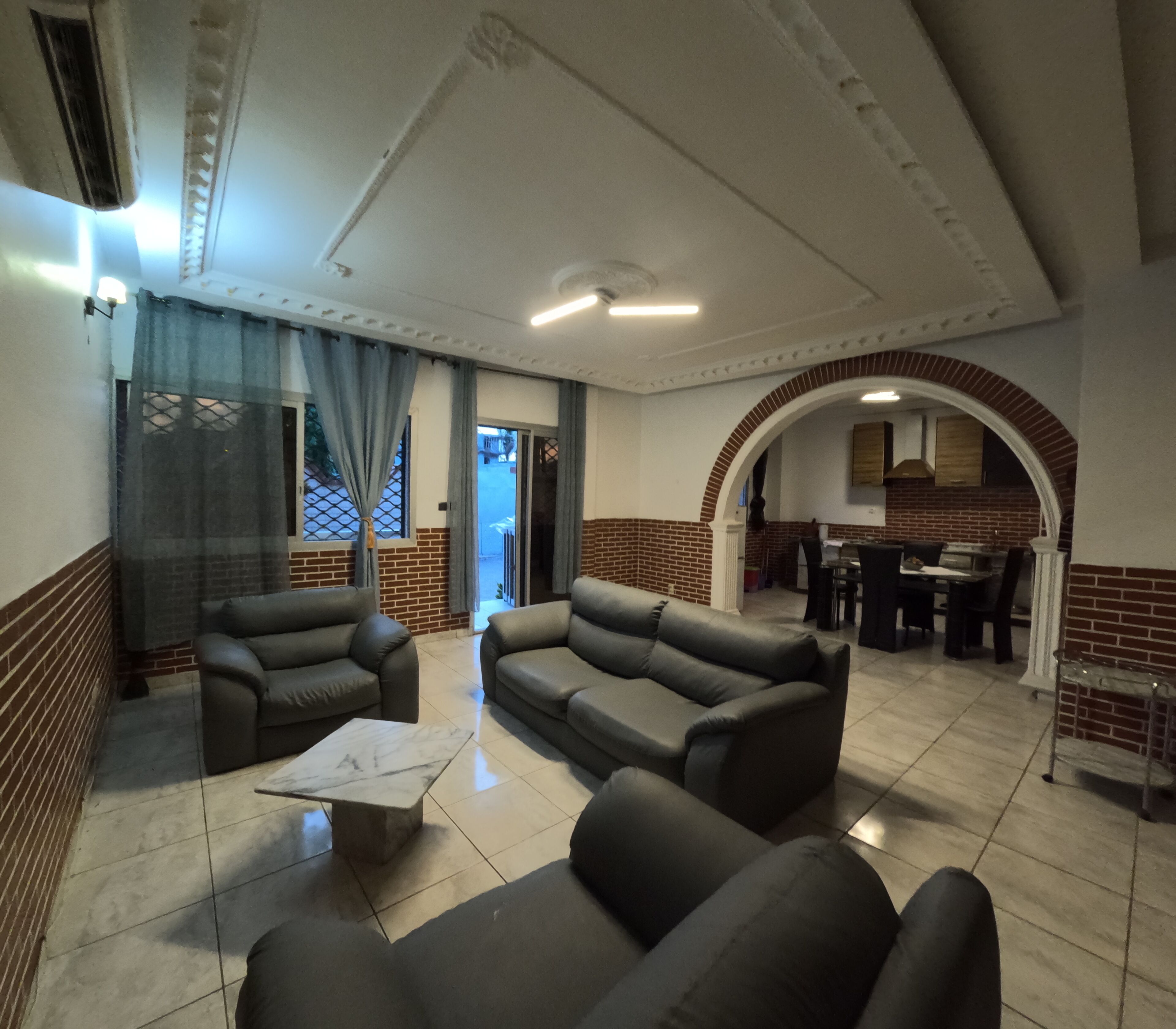 Téléviseur à écran plat de 32 po avec télévision par câble, téléviseur