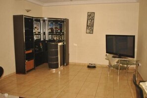 32-inch flat-screen TV with cable channels, TV