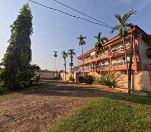 Vista frontal de la propiedad