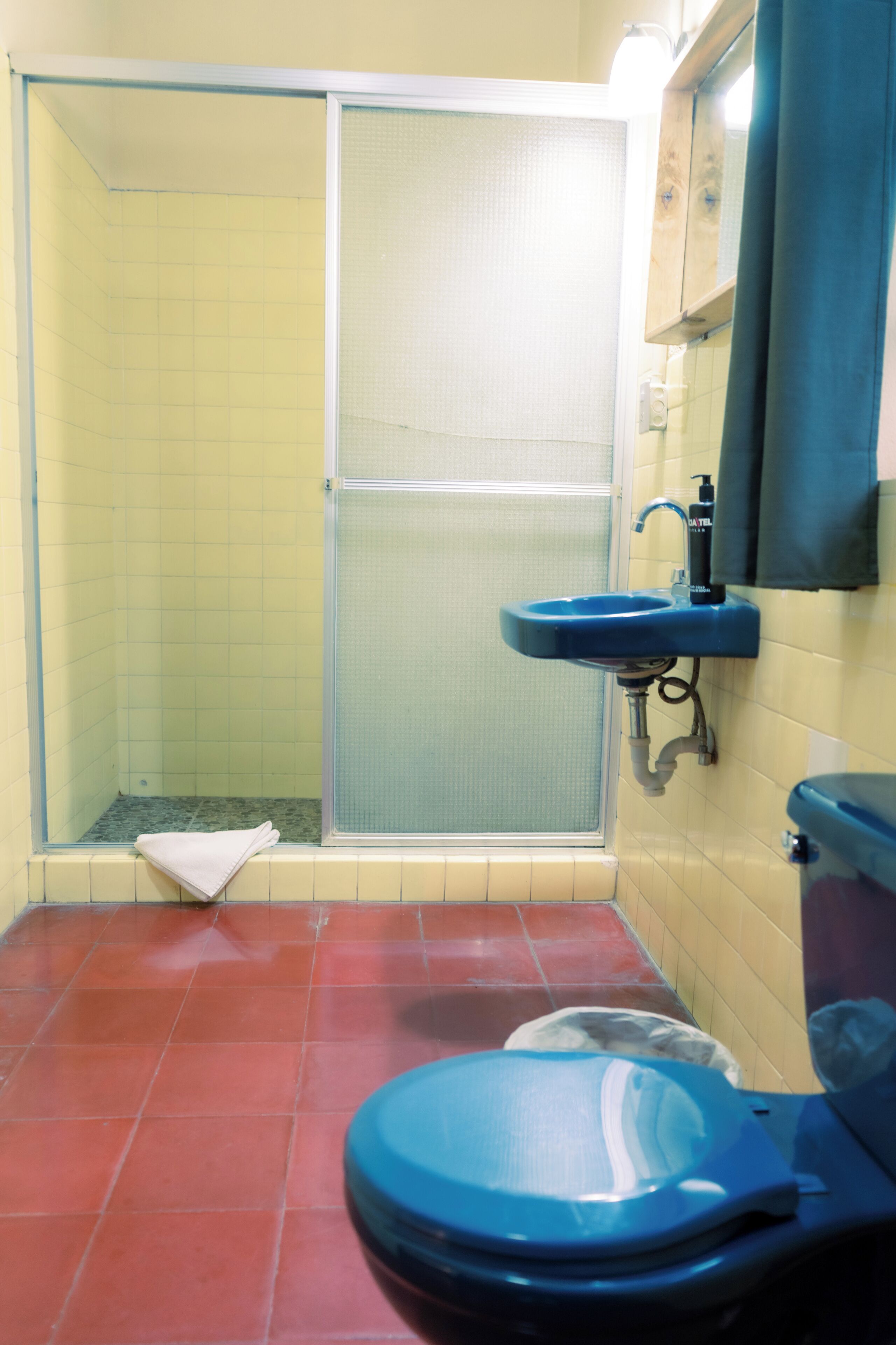 Un baño con ducha, inodoro y lavamanos.