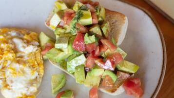 Café da manhã com buffet todos os dias (USD 9 por pessoa)