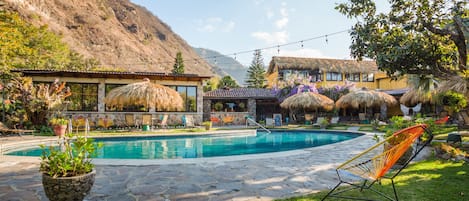 Una piscina al aire libre