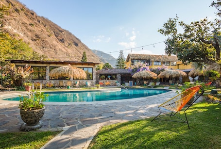 Una piscina al aire libre