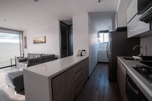 Refrigerador con congelador, microondas, horno y parrilla de estufa 