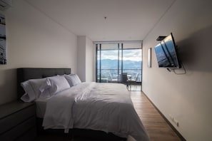 Departamento superior | Ropa de cama de alta calidad, escritorio y insonorización 