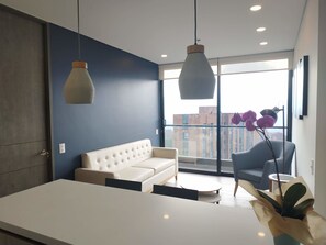 Apartamento standard, 2 quartos, sacada | Sala de estar | Smart TV