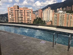 Outdoor pool - Hotel Class Suites By Colclick (Medellín)