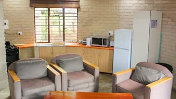 Cottage cơ bản, 1 giường cỡ queen | Khu phòng khách | TV màn hình phẳng