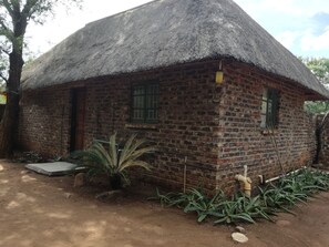 Exterior - Roundhouse Marloth (Nkomazi)