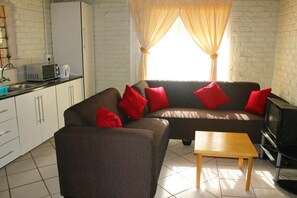 Basic Cottage, 2 Single Beds | Living area | Flat-screen TV - Roundhouse Marloth (Nkomazi)